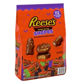 REESE'S Milk Chocolate Peanut Butter Snack Size, Halloween Assorted Shapes Candy Bulk Variety Bag (67.2 oz., 112 pc.)