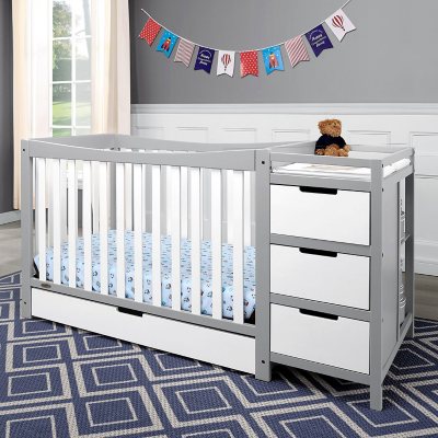 Graco 3 in 1 crib with changing outlet table