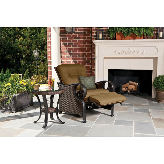 La-Z-Boy Outdoor Isabella Recliner with Toss Pillow