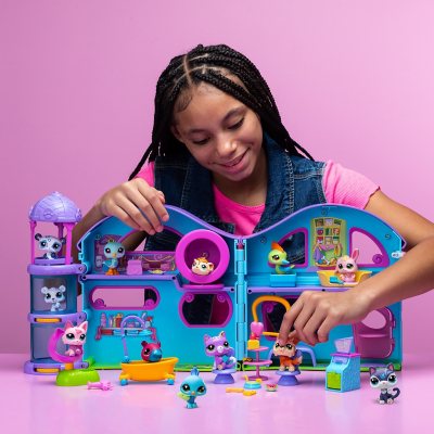 Littlest Pet Shop Deluxe Playset with 20 Accessories